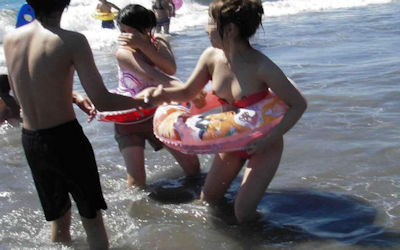 海水浴で乳首やおっぱいがポロリした水着の胸チラエロ画像 ④