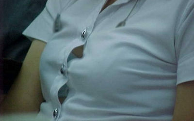 乳首やブラがチラ見えするシャツの隙間の胸チラ画像 ②