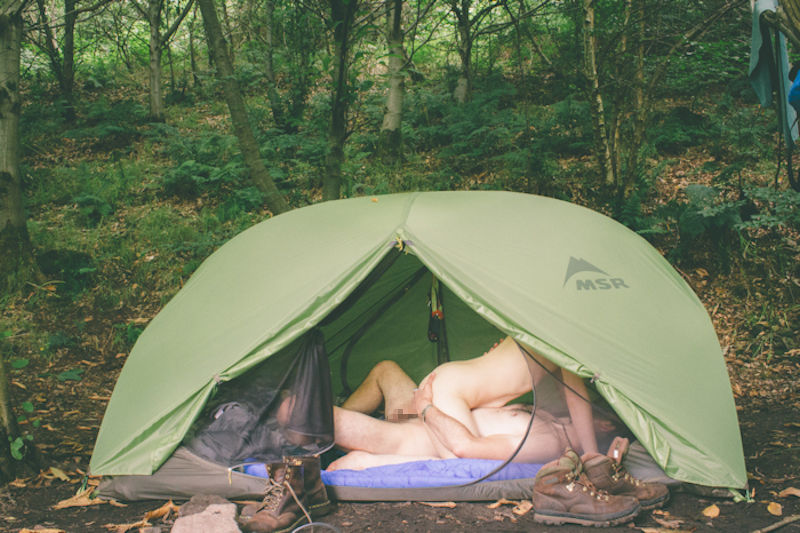 キャンプテントの中でアウトドアセックスしてるエロ画像 性癖エロ画像 センギリ