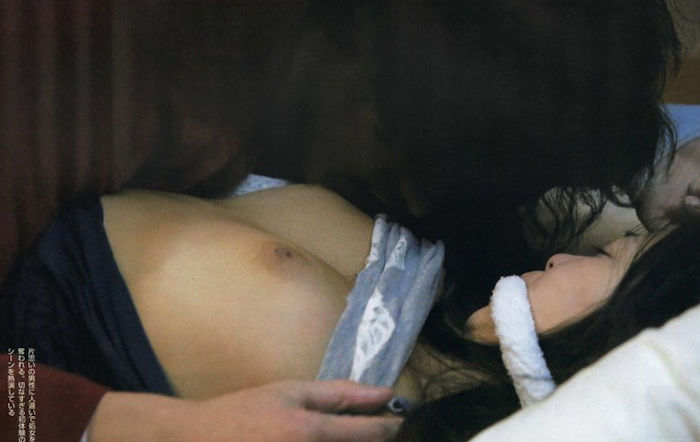 【画像】岩佐真悠子がフルヌードで魅せた上品な生乳首の破壊力は異常