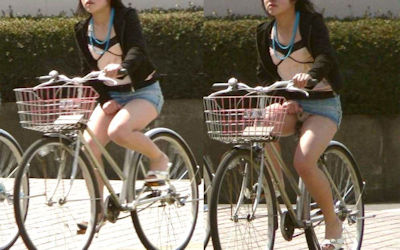 軽快な自転車パンチラ街撮り画像 ④
