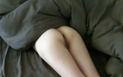 布団や毛布からお尻をはみ出して寝る女のエロ画像 ④