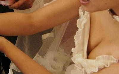 ドレス姿の花嫁やご友人が結婚式で胸チラしてるエロ画像 ①