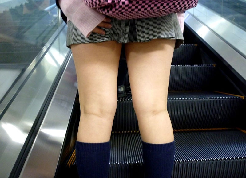 階段 エスカレーター スカート 押さえる 可愛い パンチラ エロ画像