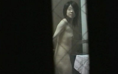 夜のマンション・アパートで窓越しに裸が見えたエロ画像 ③