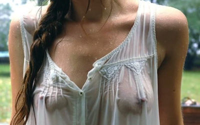 ノーブラ外国人が雨に濡れて乳首が透けたエロ画像 ①