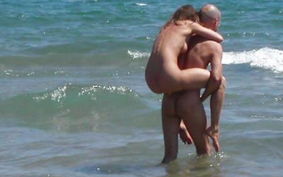全裸や水着でおんぶしてる外国人のエロ画像 ②