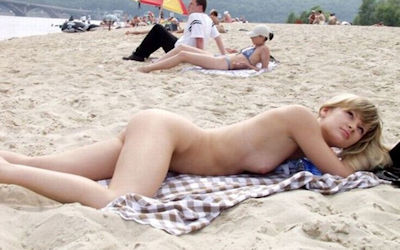 ヌーディストビーチにいる外国人全裸美女のエロ画像 ①