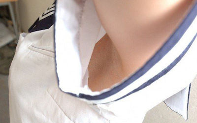 袖の隙間に脇が覗く夏服JKのワキチラ画像 ②