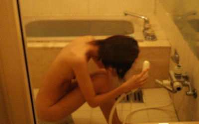 風呂イスに座ってシャワーを浴びるエロ画像 ②