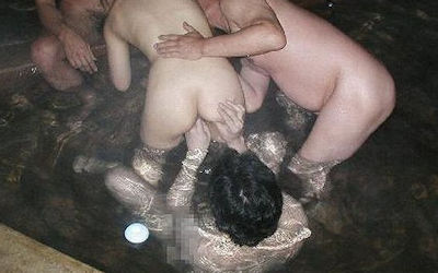 温泉セックス不可避な露天風呂（混浴あり）のエロ画像 ④