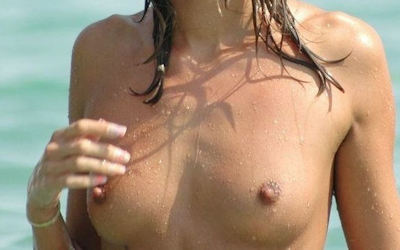 外国人がヌーディストビーチで乳首勃起してるエロ画像 ①