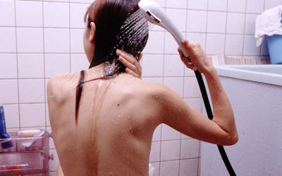 シャワー浴びる女性を背後から覗き見るエロ画像 ①