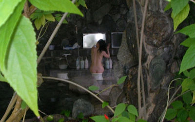 シャワー浴びる女性を背後から覗き見るエロ画像 ④