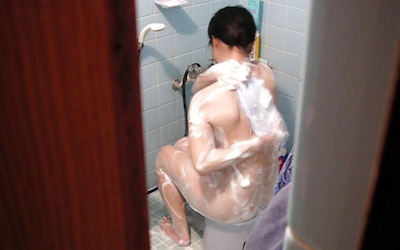 お風呂で熟女が体を洗うソープおばさんのエロ画像 ①