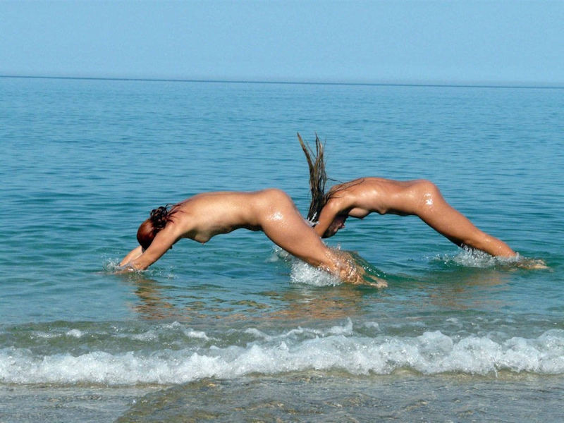 裸で悪ノリしてるヌーディストビーチのおふざけ画像