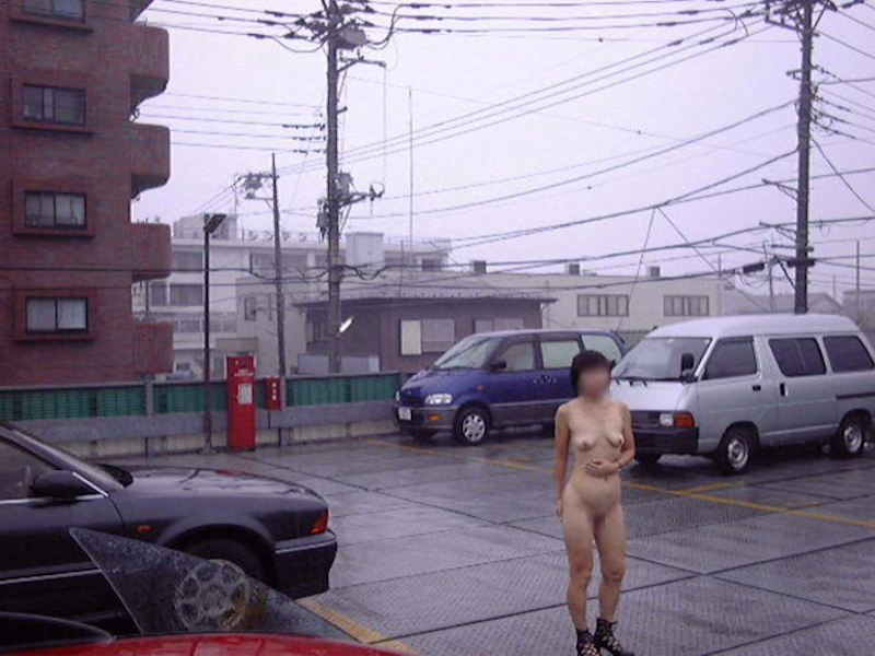 雨の日に外で全裸なレイニーヌード画像集