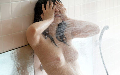 美乳が濡れるおっぱいシャワーのエロ画像 ③