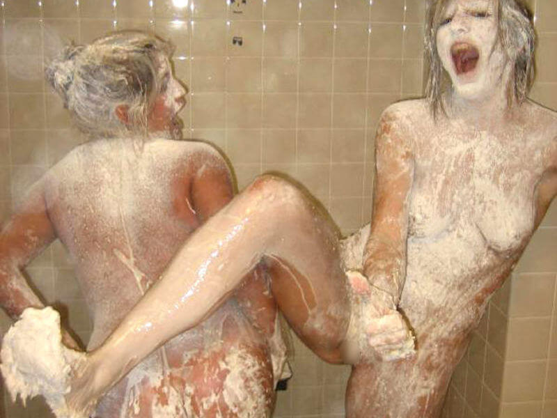 お風呂で女友達とおふざけする外国人の悪ノリ画像