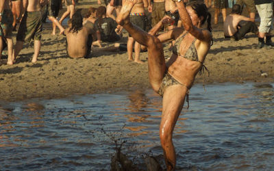 泥祭りで泥まみれなポーランド野外フェス画像 ①