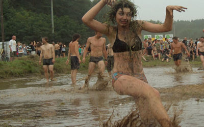 泥祭りで泥まみれなポーランド野外フェス画像 ②