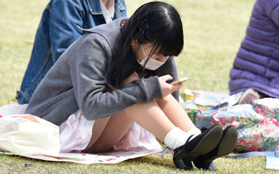 花見、公園、春のお出かけパンチラ画像 ④