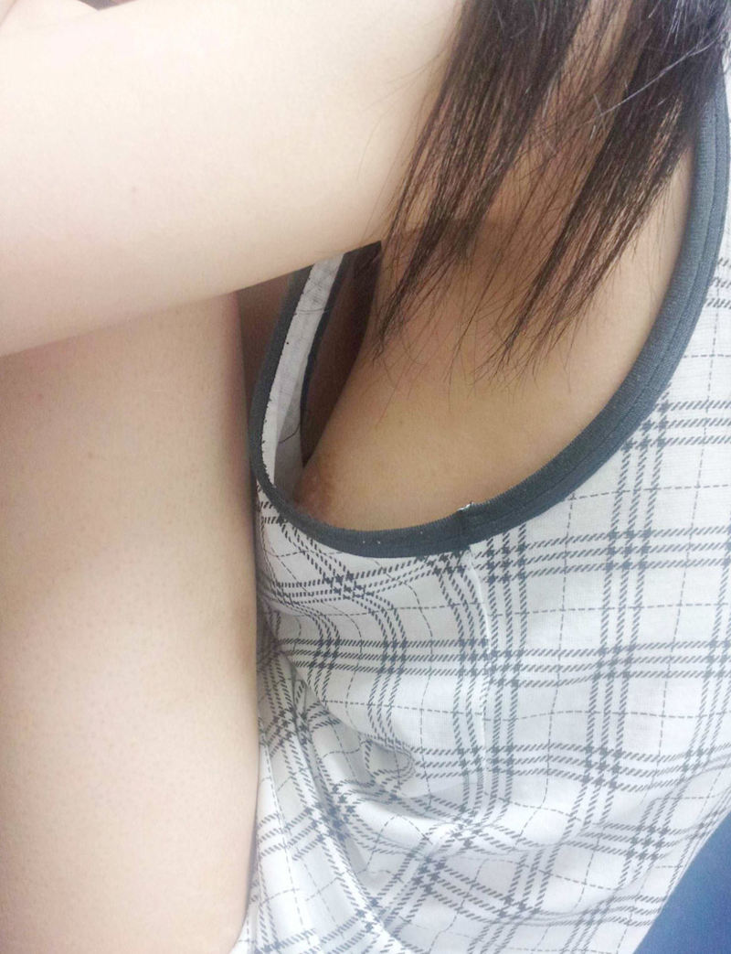 貧 乳 胸 チラ 画像