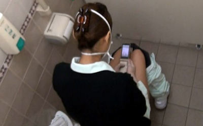 トイレの個室で携帯電話使用中な現代人のエロ画像 ①