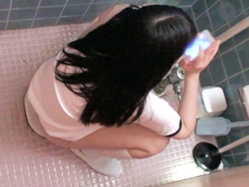 トイレの個室で携帯電話使用中な現代人のエロ画像