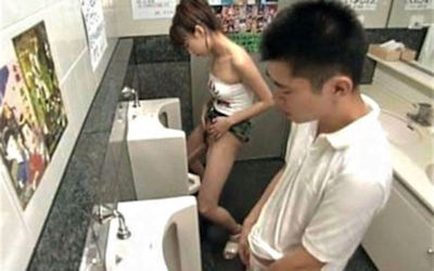 女子が男子トイレでおしっこ(立ちション)するエロ画像 ②