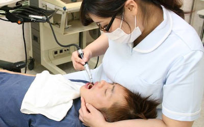 歯医者でおっぱいが当たる巨乳歯科衛生士のエロ画像 ①