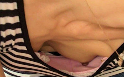 乳首チラ付きの貧乳胸チラエロ画像 ②