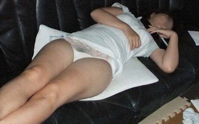 ソファで無防備に寝る家庭内居眠りのエロ画像 ②