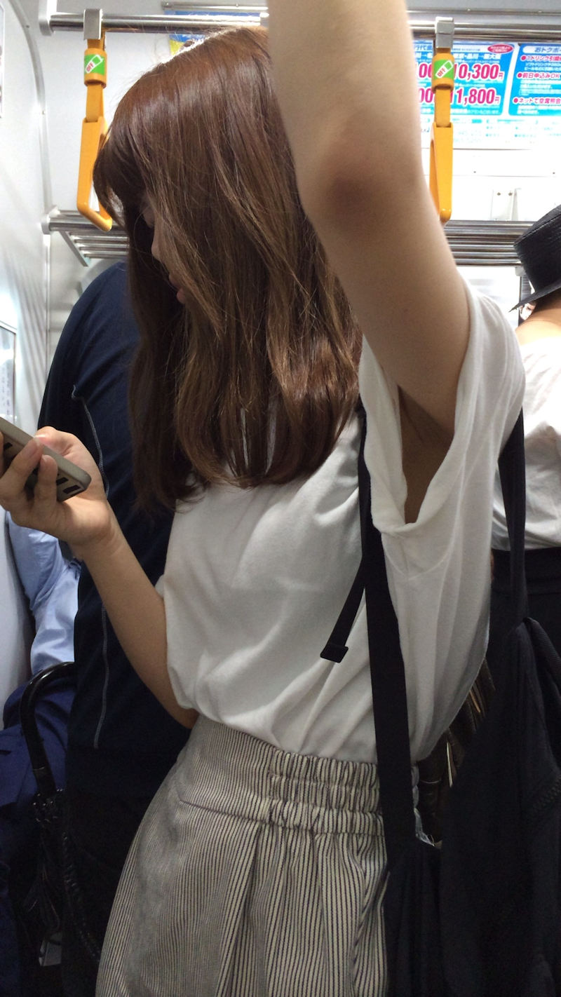 電車内で吊革を持つワキチラ脇撮りエロ画像 - 性癖エロ画像 センギリ
