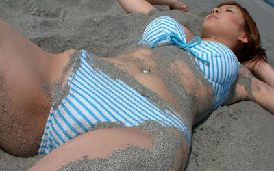 水着姿で砂まみれ・砂遊びのエロ画像 ①