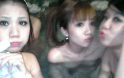 女友達と女同士お風呂で記念撮影のエロ画像 ①