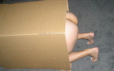 外国人が裸で箱に入るボックスヌードのエロ画像 ③