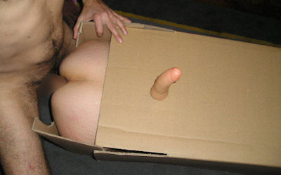 外国人が裸で箱に入るボックスヌードのエロ画像 ④