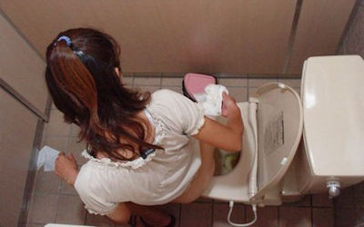 洋式トイレでおしっこする女達のエロ画像 ④