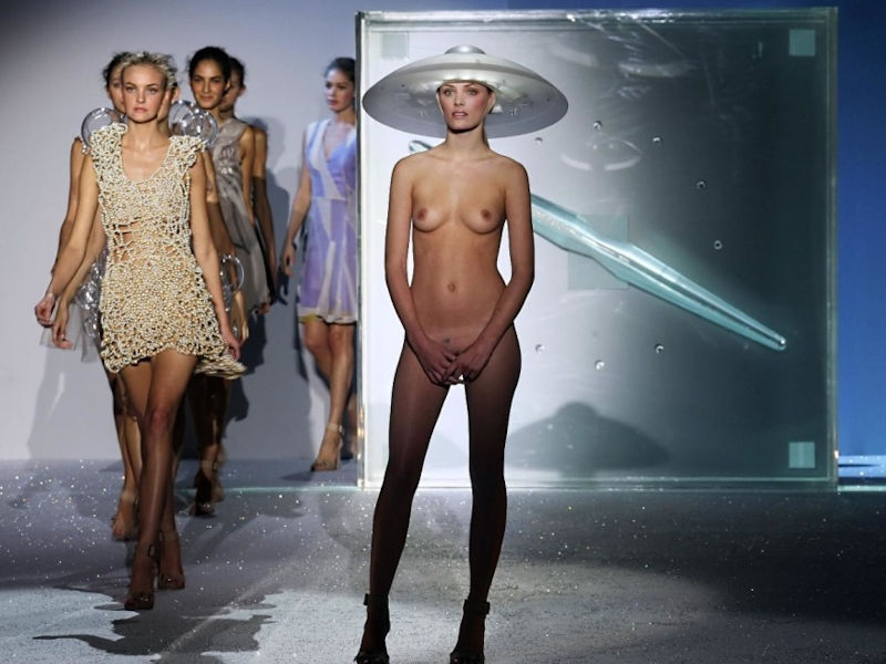 ヌードファッション 裸に見える”ドレス、下半身は下着だけ...過激化する肌見せ ...