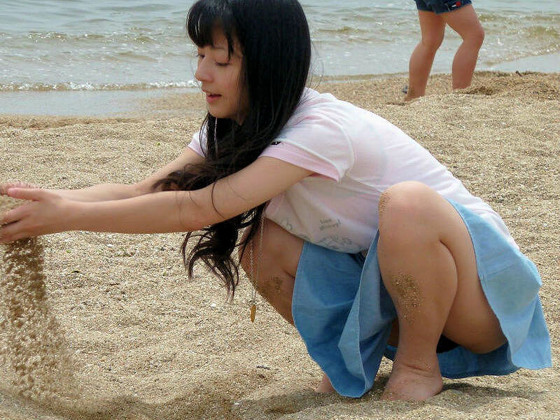 砂浜 砂遊び パンチラ エロ画像