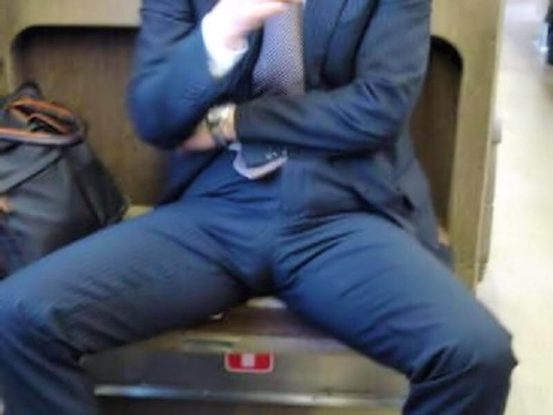 電車内で男の股間がもっこりしてるエロ画像