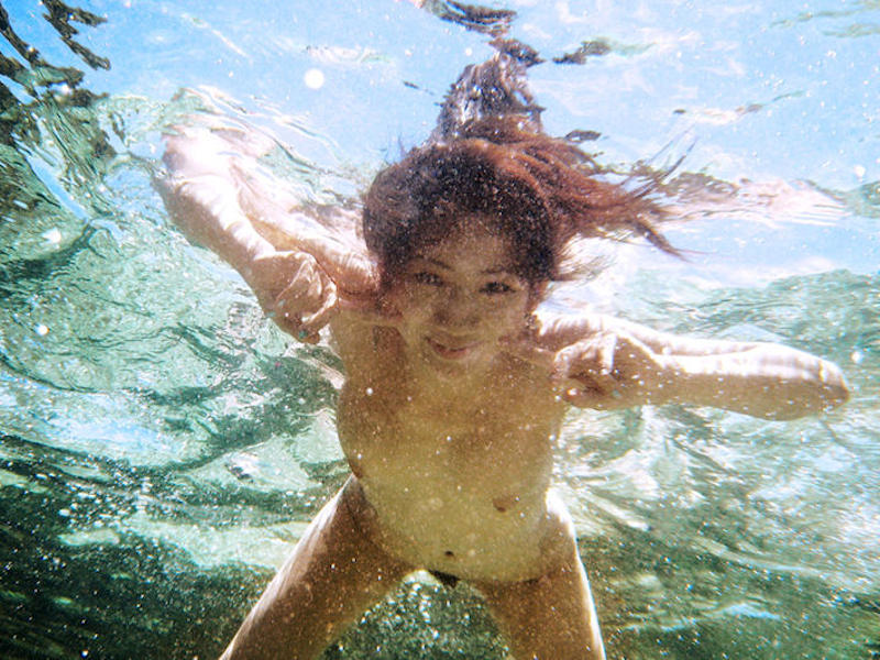 水中で全裸なアンダーウォーターヌード画像