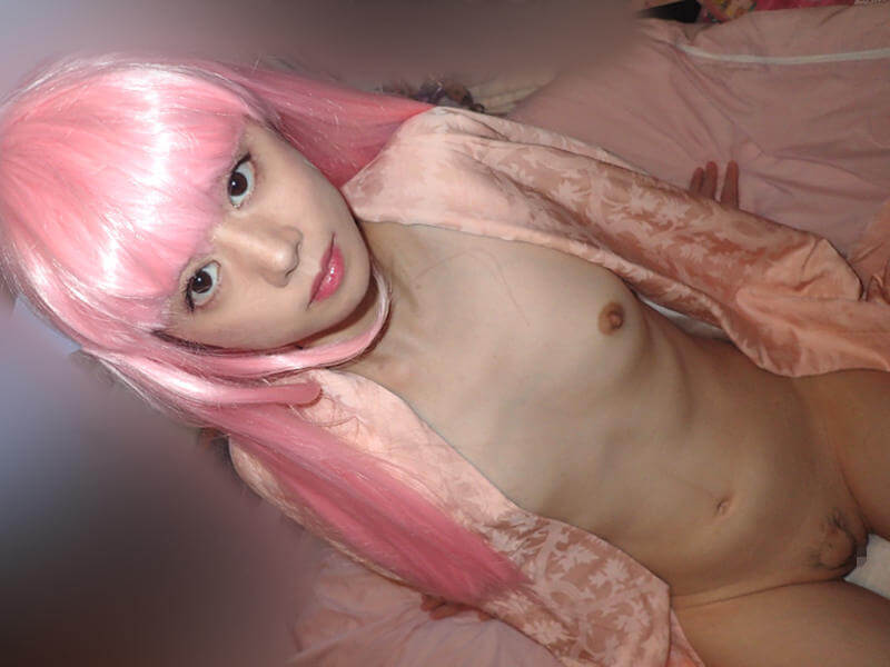ピンク髪コスプレのエロ画像 