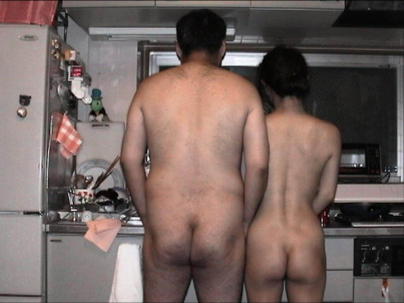 全裸妻が料理するキッチンヌードのエロ画像 