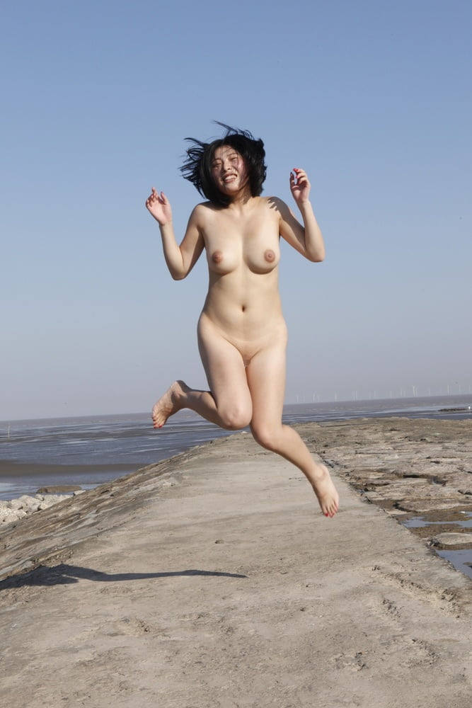 ヌードジャンプ スリムなヌードの女性両手全体でジャンプします。の写真素材 ...