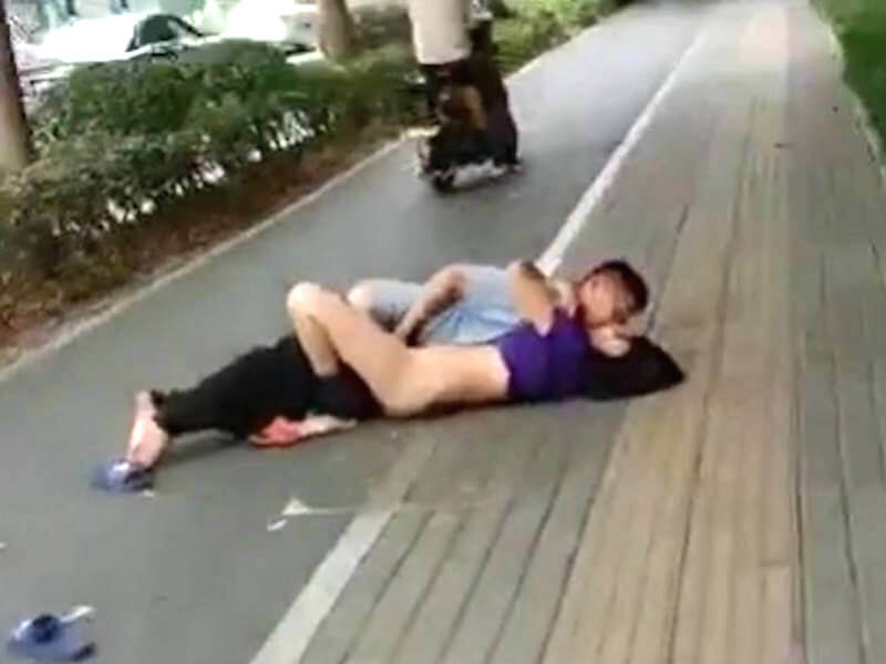 路上 野外 セックス カップル エロ画像