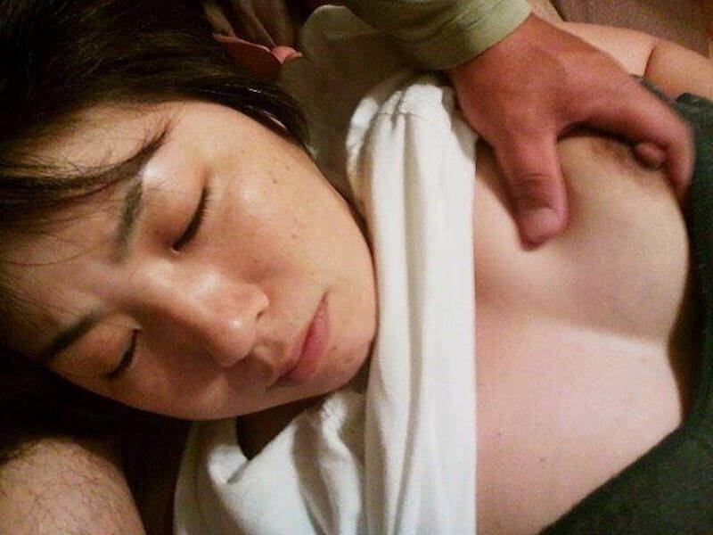 寝る女性の無防備おっぱいエロ画像