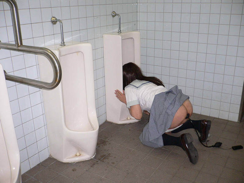 トイレ便器舐め女子のエロ画像