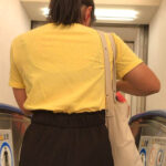 透けブラした女子大生のエロ画像